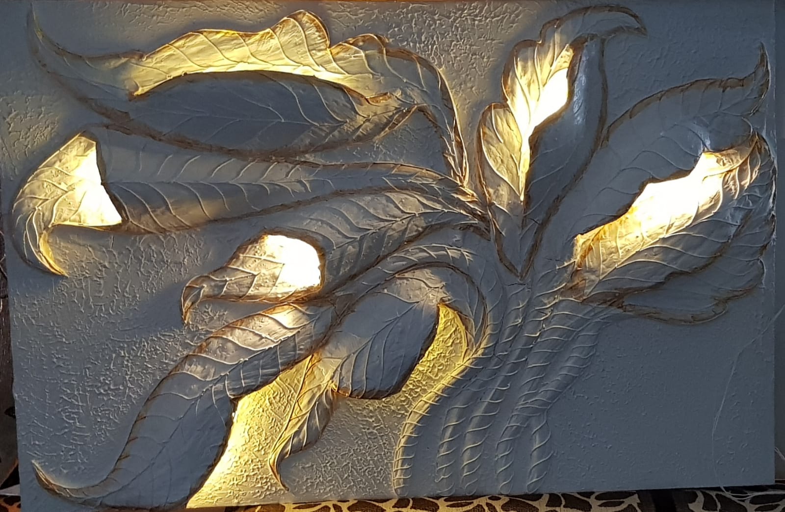 WHITE HYDRA GLOW WALL FRAME